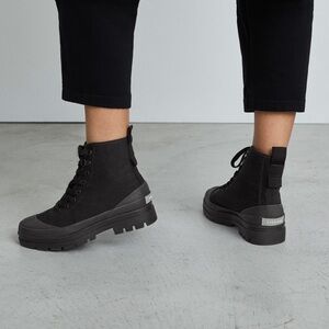 Everlane Black High Top Lace-Up Canvas Utility Boot Sneakers – Size 5.5